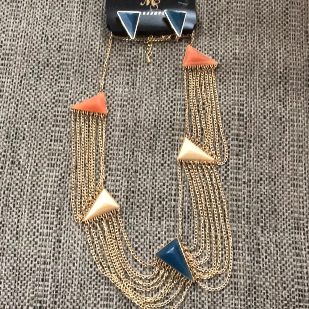 Beautiful Elegant Necklace w/ Matching Earrings.